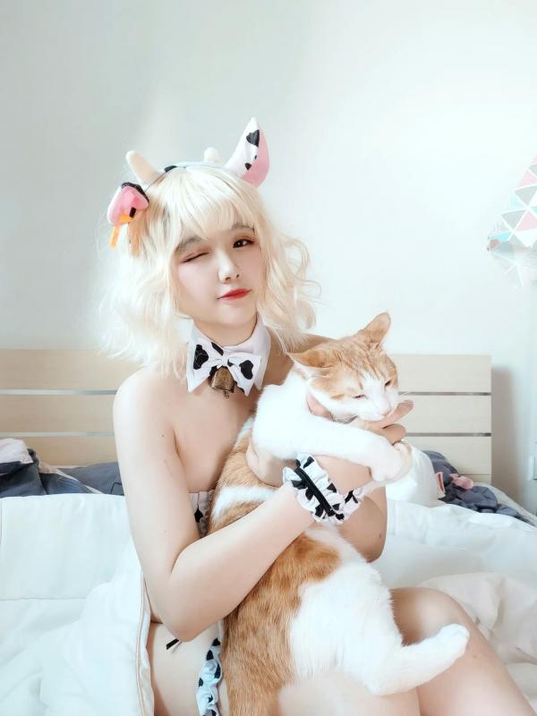    阿半今天很开心 治愈系奶牛比基尼私房照 可爱Cosplay居家诱惑[51P]第36张图片