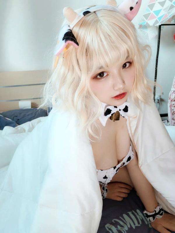    阿半今天很开心 治愈系奶牛比基尼私房照 可爱Cosplay居家诱惑[51P]第42张图片