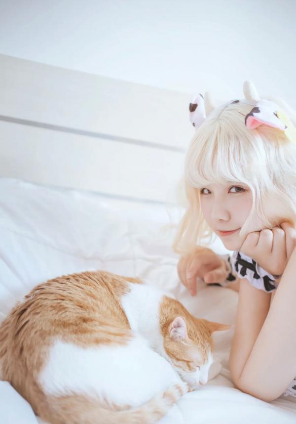    阿半今天很开心 治愈系奶牛比基尼私房照 可爱Cosplay居家诱惑[51P]第49张图片
