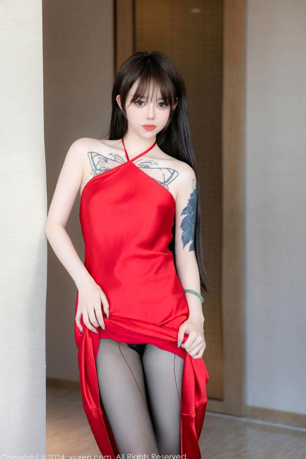    XiuRen秀人网-8630-奶瓶-性感黑色蕾丝内衣搭配透肉黑丝，红裙诱惑尽显纹身野性美，唯美私房写真第3张图片
