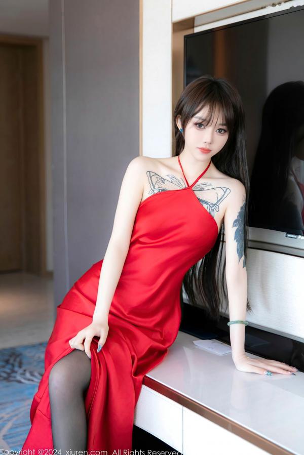    XiuRen秀人网-8630-奶瓶-性感黑色蕾丝内衣搭配透肉黑丝，红裙诱惑尽显纹身野性美，唯美私房写真第8张图片
