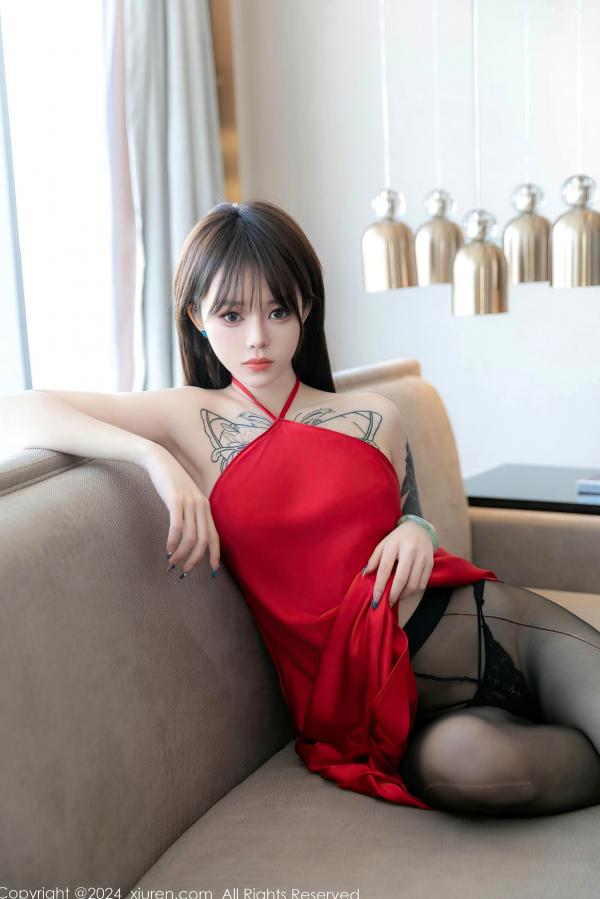    XiuRen秀人网-8630-奶瓶-性感黑色蕾丝内衣搭配透肉黑丝，红裙诱惑尽显纹身野性美，唯美私房写真第21张图片