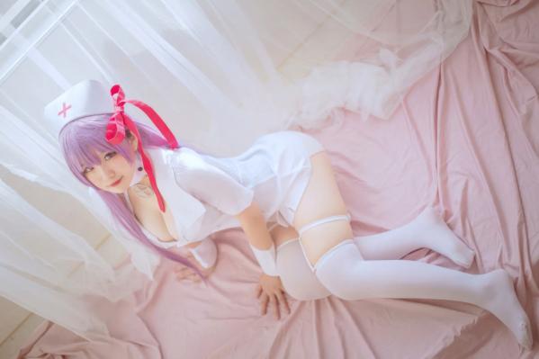    阿半今天很开心 - 护士制服Cosplay角色扮演，二次元紫发甜美纯欲风，极致诱惑私房套图第12张图片