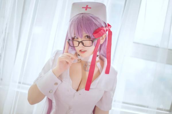    阿半今天很开心 - 护士制服Cosplay角色扮演，二次元紫发甜美纯欲风，极致诱惑私房套图第20张图片