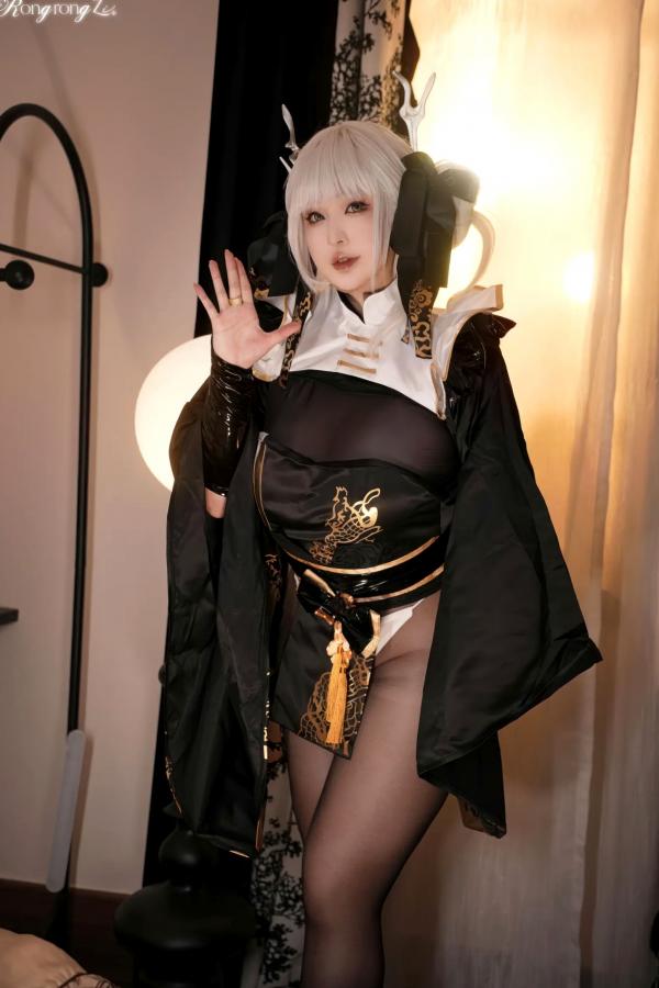    小容仔咕咕咕 NIKKE胜利女神布兰儿黑丝cosplay，极品角色扮演私房大尺度写真，性感魅惑美图45P第1张图片