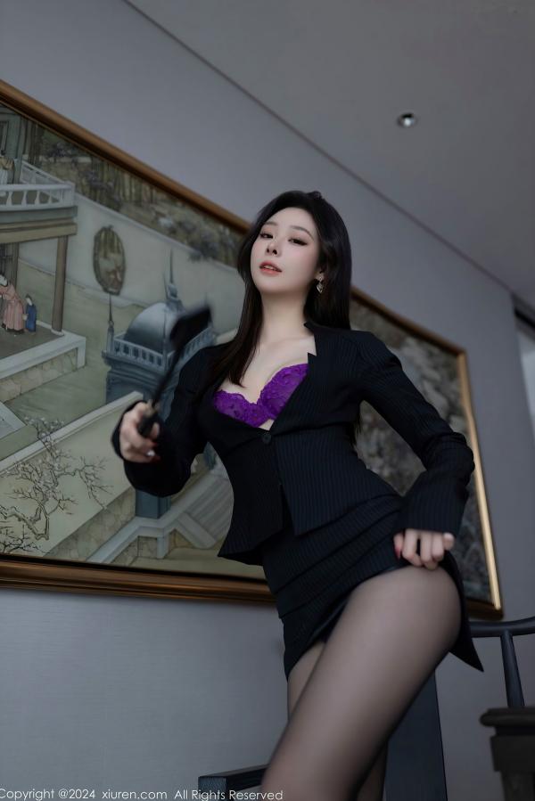    XiuRen秀人网-8626-小逗逗：黑丝OL女秘书性感制服诱惑，紫色内衣与女王马鞭，极致私房火辣写真第7张图片