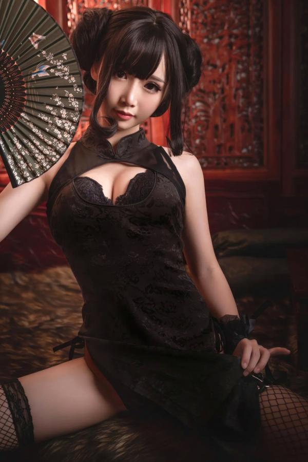    面饼仙儿 - 魔女旗袍私房照：古风场景下的性感角色扮演，改良黑旗袍与渔网袜的极致魅惑 [33P]第15张图片