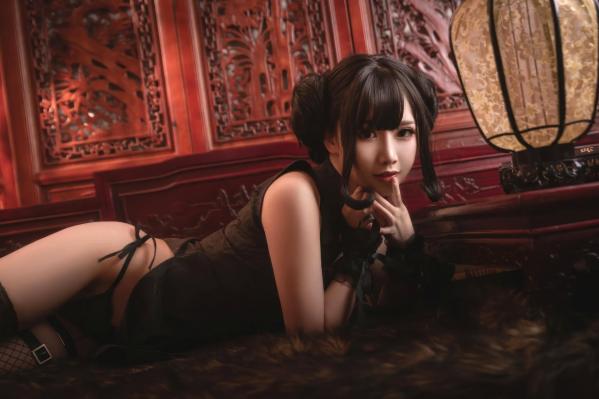    面饼仙儿 - 魔女旗袍私房照：古风场景下的性感角色扮演，改良黑旗袍与渔网袜的极致魅惑 [33P]第28张图片