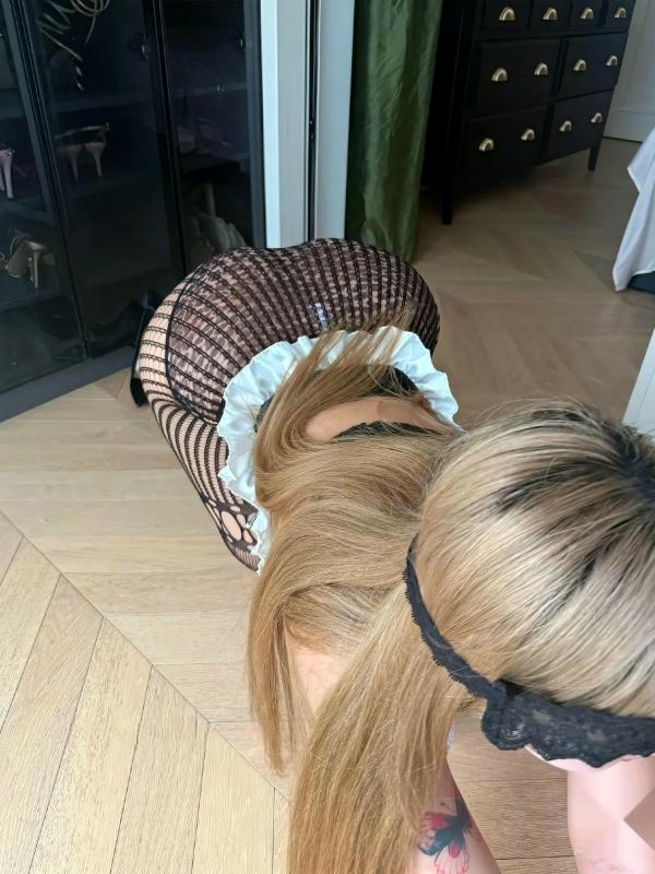    小u优优子渔网女仆私房写真，极致性感角色扮演与蕾丝眼罩诱惑，居家沉浸式视觉[14P]第12张图片