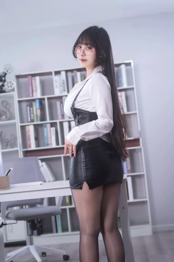    浅安安 - OL眼镜娘诱惑写真，白衬衫黑丝制服诱惑私房大尺度合集第5张图片