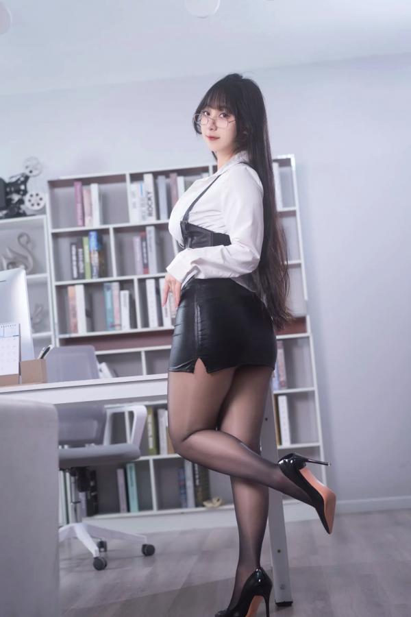    浅安安 - OL眼镜娘诱惑写真，白衬衫黑丝制服诱惑私房大尺度合集第6张图片