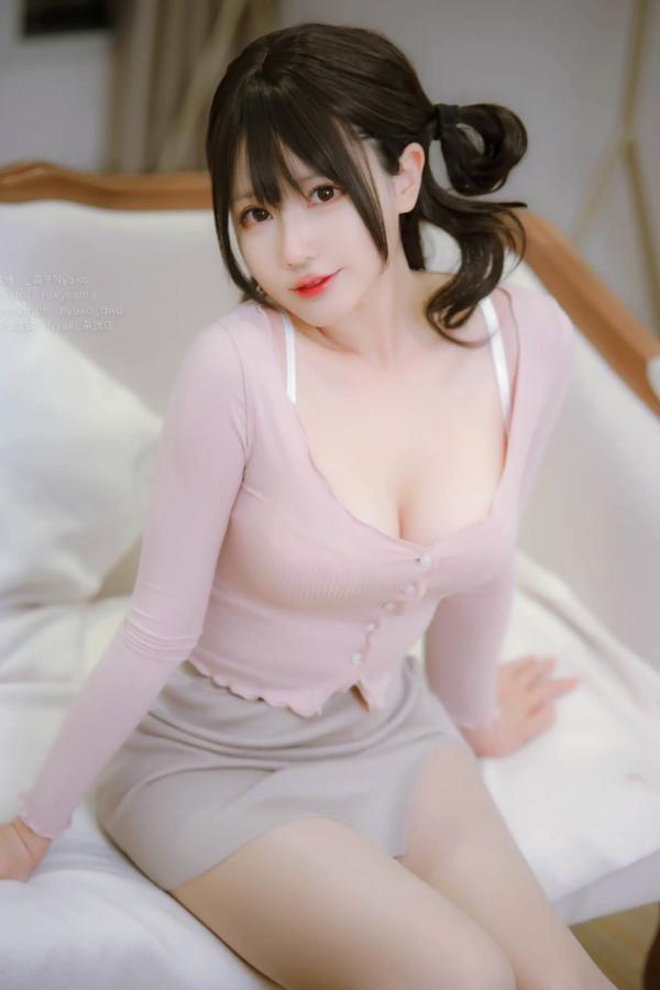    Nyako喵子 - 姐姐 [306P] 甜美私房写真，居家粉色针织上衣演绎温柔诱惑，精致丝袜足部特写，尽显清纯御姐迷人风采第10张图片