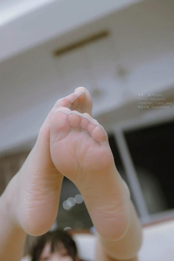    Nyako喵子 - 姐姐 [306P] 甜美私房写真，居家粉色针织上衣演绎温柔诱惑，精致丝袜足部特写，尽显清纯御姐迷人风采第61张图片