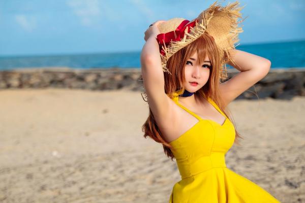    [Potato-Godzilla] 明日香Cosplay海边写真：亮黄色连衣裙夏日度假风，元气少女的清纯与性感诱惑，动漫角色扮演摄影作品第1张图片