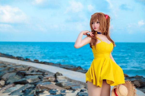    [Potato-Godzilla] 明日香Cosplay海边写真：亮黄色连衣裙夏日度假风，元气少女的清纯与性感诱惑，动漫角色扮演摄影作品第11张图片