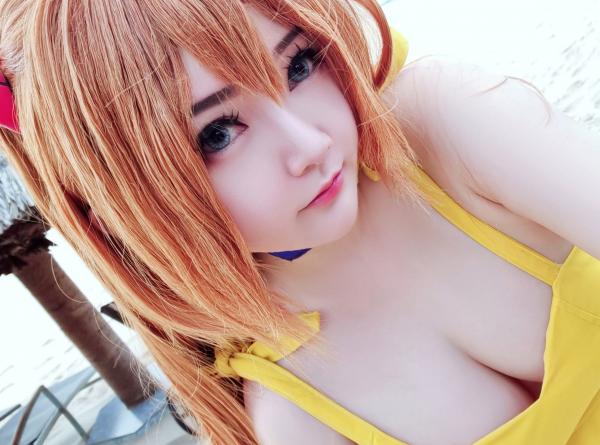    [Potato-Godzilla] 明日香Cosplay海边写真：亮黄色连衣裙夏日度假风，元气少女的清纯与性感诱惑，动漫角色扮演摄影作品第25张图片