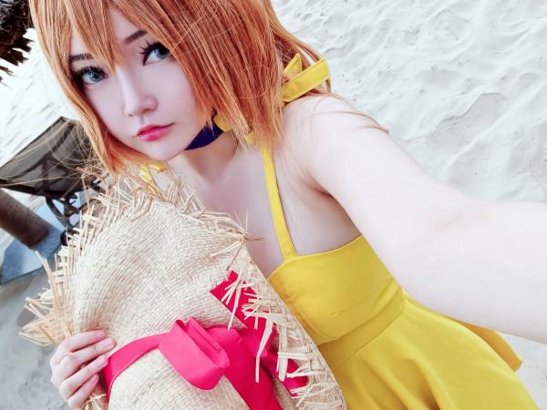    [Potato-Godzilla] 明日香Cosplay海边写真：亮黄色连衣裙夏日度假风，元气少女的清纯与性感诱惑，动漫角色扮演摄影作品第26张图片