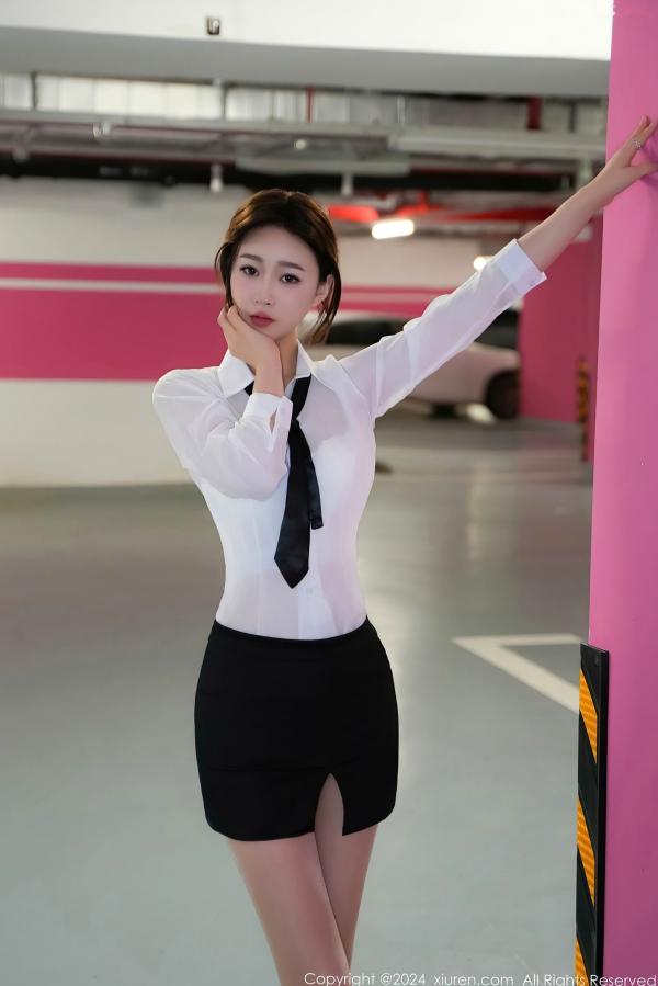    秀人网女神软糖爱喝奶：车内OL职场制服诱惑，白衬衫与丝袜美腿的极致视觉盛宴（No.8613）第4张图片