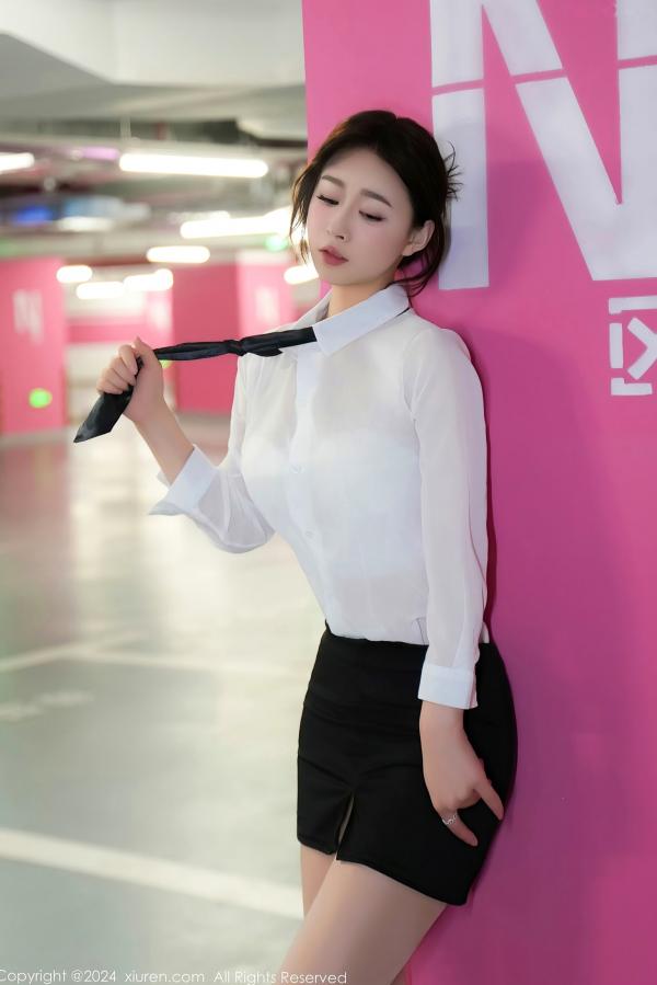    秀人网女神软糖爱喝奶：车内OL职场制服诱惑，白衬衫与丝袜美腿的极致视觉盛宴（No.8613）第5张图片