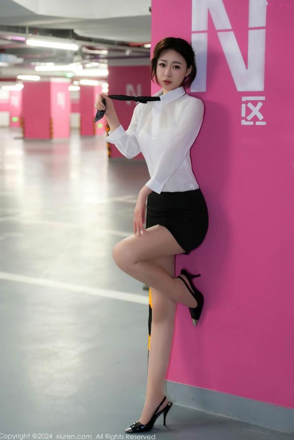    秀人网女神软糖爱喝奶：车内OL职场制服诱惑，白衬衫与丝袜美腿的极致视觉盛宴（No.8613）第6张图片