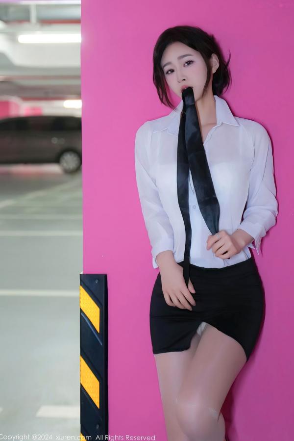    秀人网女神软糖爱喝奶：车内OL职场制服诱惑，白衬衫与丝袜美腿的极致视觉盛宴（No.8613）第8张图片