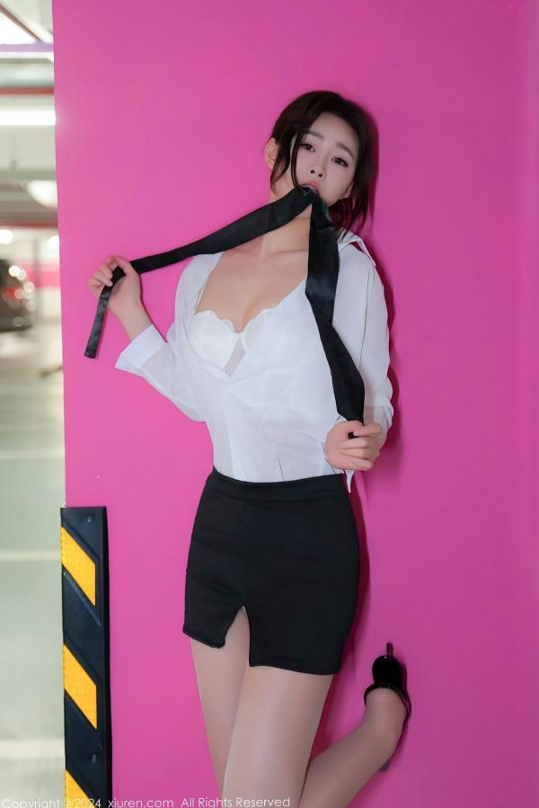    秀人网女神软糖爱喝奶：车内OL职场制服诱惑，白衬衫与丝袜美腿的极致视觉盛宴（No.8613）第9张图片