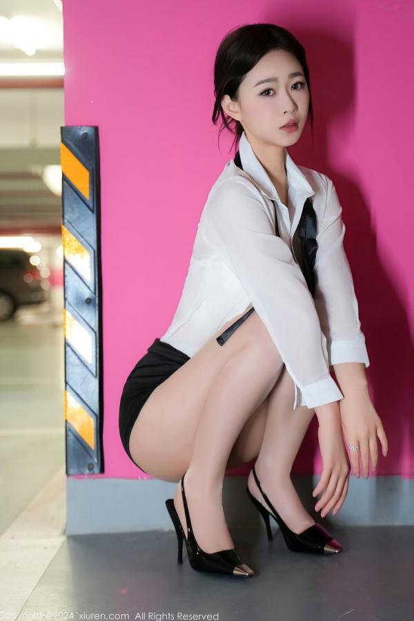    秀人网女神软糖爱喝奶：车内OL职场制服诱惑，白衬衫与丝袜美腿的极致视觉盛宴（No.8613）第14张图片
