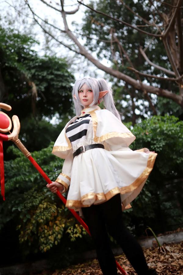    上杉绘梨落 - 葬送的芙莉莲：户外金属链条诱惑，极致精灵Cosplay写真 [44P]第2张图片