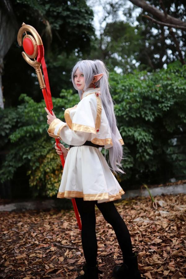    上杉绘梨落 - 葬送的芙莉莲：户外金属链条诱惑，极致精灵Cosplay写真 [44P]第4张图片