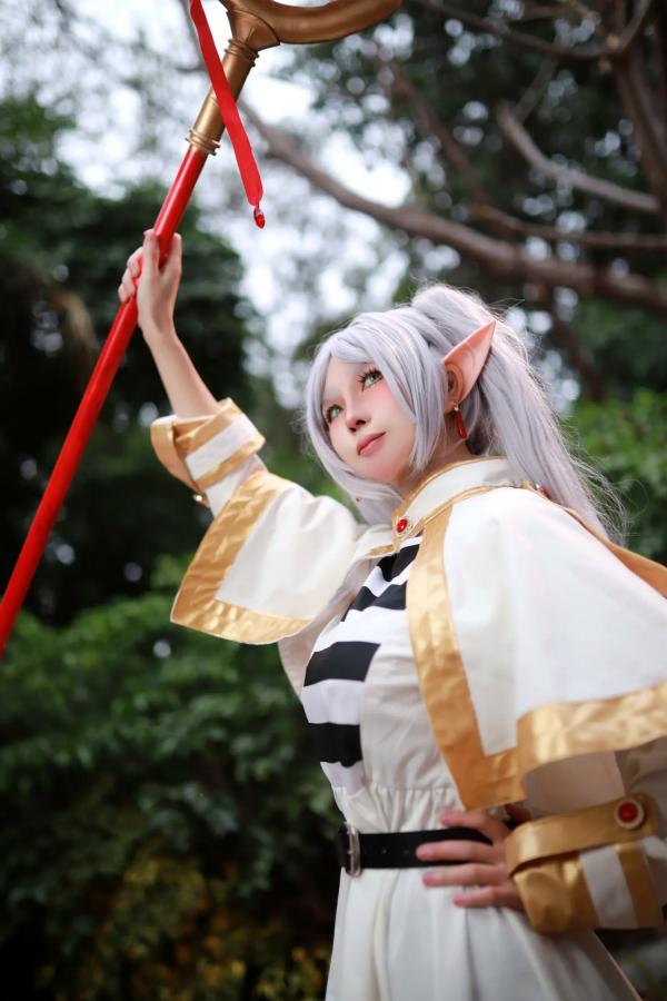    上杉绘梨落 - 葬送的芙莉莲：户外金属链条诱惑，极致精灵Cosplay写真 [44P]第6张图片