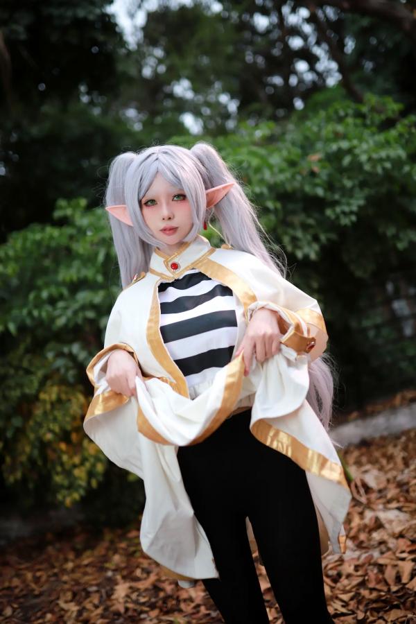    上杉绘梨落 - 葬送的芙莉莲：户外金属链条诱惑，极致精灵Cosplay写真 [44P]第7张图片