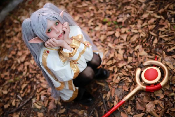    上杉绘梨落 - 葬送的芙莉莲：户外金属链条诱惑，极致精灵Cosplay写真 [44P]第10张图片