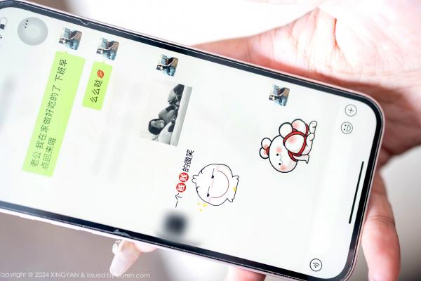    XingYan星颜社-275-李若汐-厨房居家私房写真，性感露背装搭配黑丝诱惑，绝美熟女亲密互动第1张图片