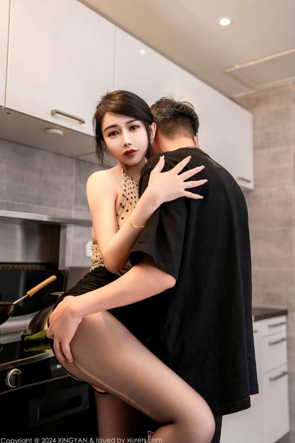    XingYan星颜社-275-李若汐-厨房居家私房写真，性感露背装搭配黑丝诱惑，绝美熟女亲密互动第22张图片