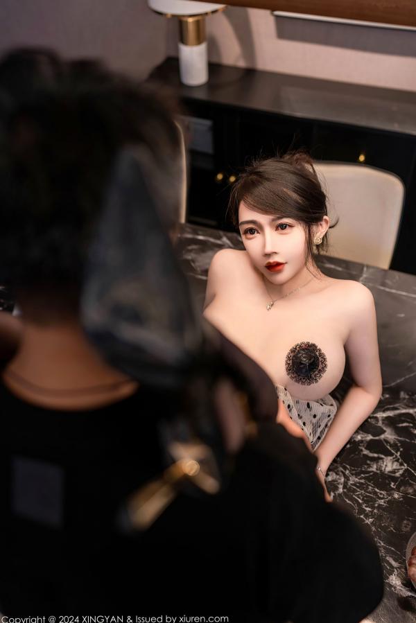    XingYan星颜社-275-李若汐-厨房居家私房写真，性感露背装搭配黑丝诱惑，绝美熟女亲密互动第51张图片