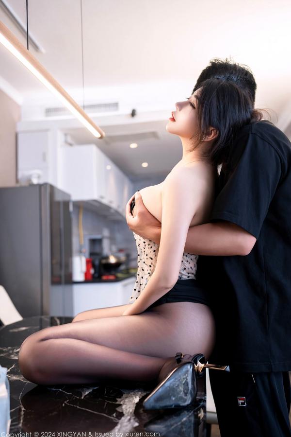    XingYan星颜社-275-李若汐-厨房居家私房写真，性感露背装搭配黑丝诱惑，绝美熟女亲密互动第70张图片