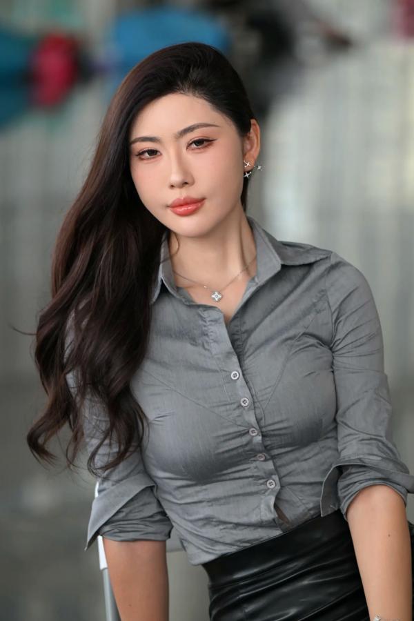    衬衫皮裙黑丝，职场OL气质女神现代展厅修身穿搭写真第11张图片