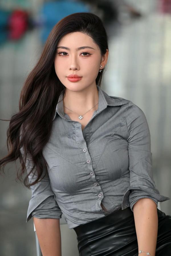    衬衫皮裙黑丝，职场OL气质女神现代展厅修身穿搭写真第12张图片