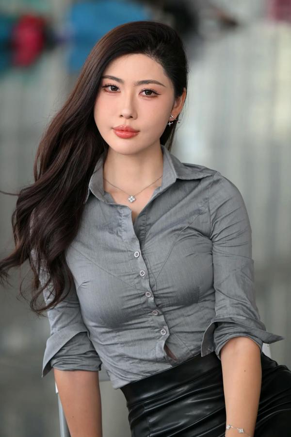    衬衫皮裙黑丝，职场OL气质女神现代展厅修身穿搭写真第13张图片