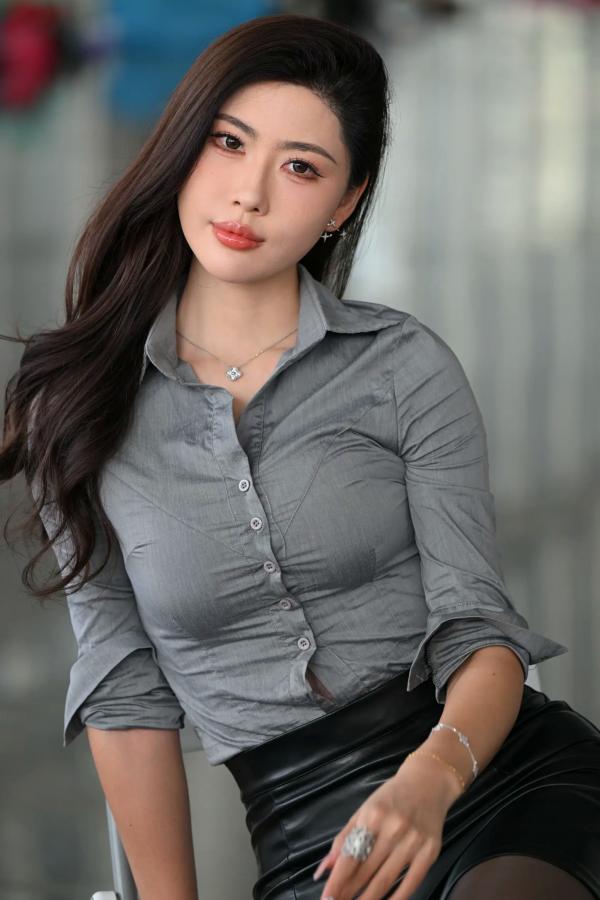    衬衫皮裙黑丝，职场OL气质女神现代展厅修身穿搭写真第15张图片