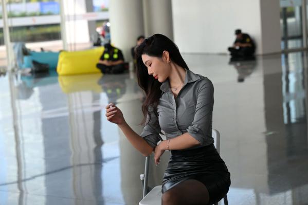    衬衫皮裙黑丝，职场OL气质女神现代展厅修身穿搭写真第34张图片
