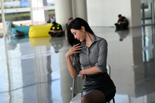   衬衫皮裙黑丝，职场OL气质女神现代展厅修身穿搭写真第35张图片