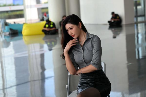    衬衫皮裙黑丝，职场OL气质女神现代展厅修身穿搭写真第36张图片