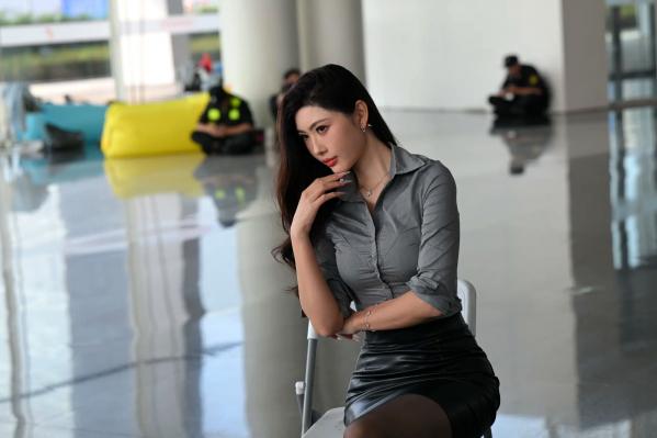    衬衫皮裙黑丝，职场OL气质女神现代展厅修身穿搭写真第37张图片