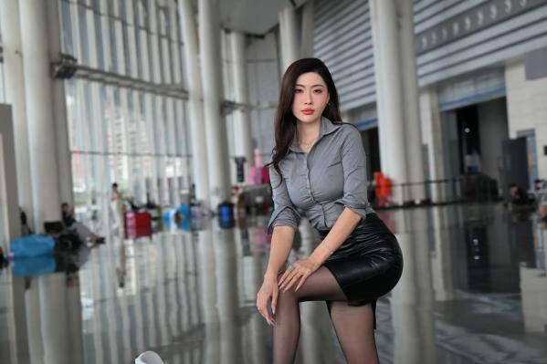    衬衫皮裙黑丝，职场OL气质女神现代展厅修身穿搭写真第97张图片