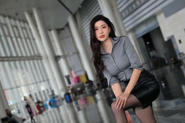    衬衫皮裙黑丝，职场OL气质女神现代展厅修身穿搭写真第105张图片