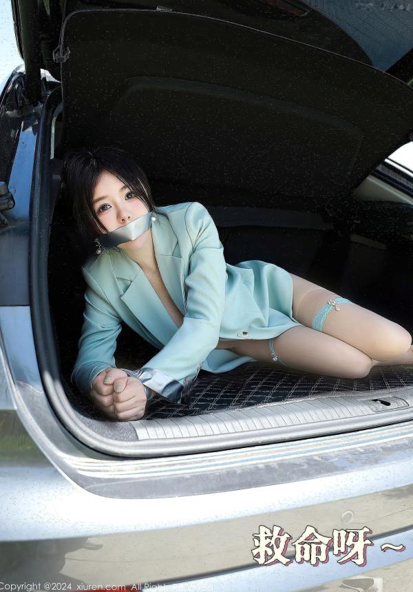    秀人网-8601-小薯条nienie-浅绿色西装内衣丝袜户外迷路-野外角色扮演私房写真-2024.05.24第7张图片