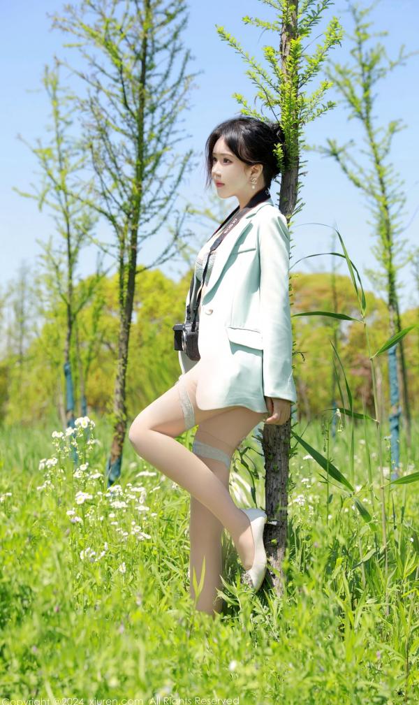    秀人网-8601-小薯条nienie-浅绿色西装内衣丝袜户外迷路-野外角色扮演私房写真-2024.05.24第8张图片