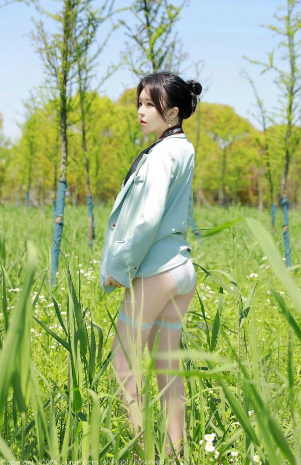    秀人网-8601-小薯条nienie-浅绿色西装内衣丝袜户外迷路-野外角色扮演私房写真-2024.05.24第25张图片