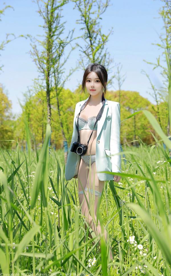    秀人网-8601-小薯条nienie-浅绿色西装内衣丝袜户外迷路-野外角色扮演私房写真-2024.05.24第26张图片